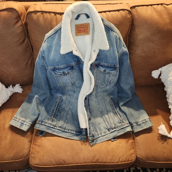 Levi's Denim Trucker Jacket with White Sherpa Lining (NWOT) NEW! - Picture 1 of 12